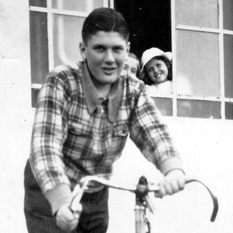 Damián adolescente. Su hermana Quica sonríe desde la ventana.