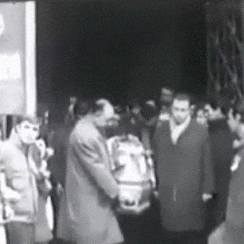 Funeral de Liber Arce, a la izquierda, entre la gente, está Damián.